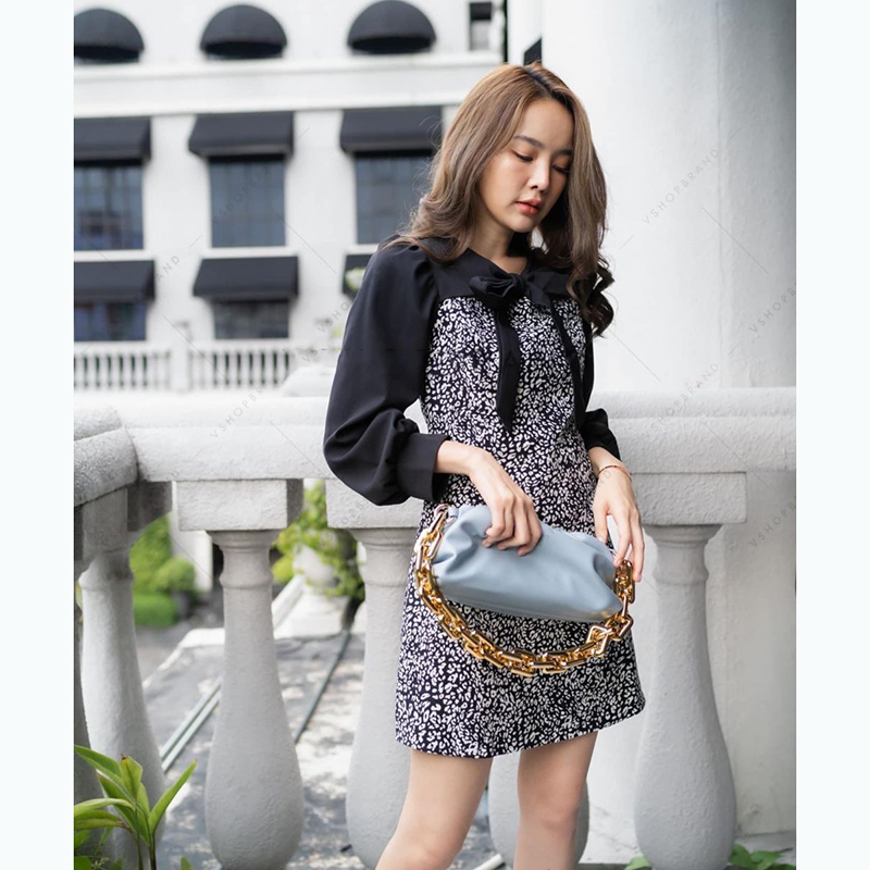 kudapy เดรสสั้นสีน้ำตาล/สีดำ ลายเสือเว้าอกต่อผ้าพื้น มีซิปด้านหลัง ทรงสวยมาก