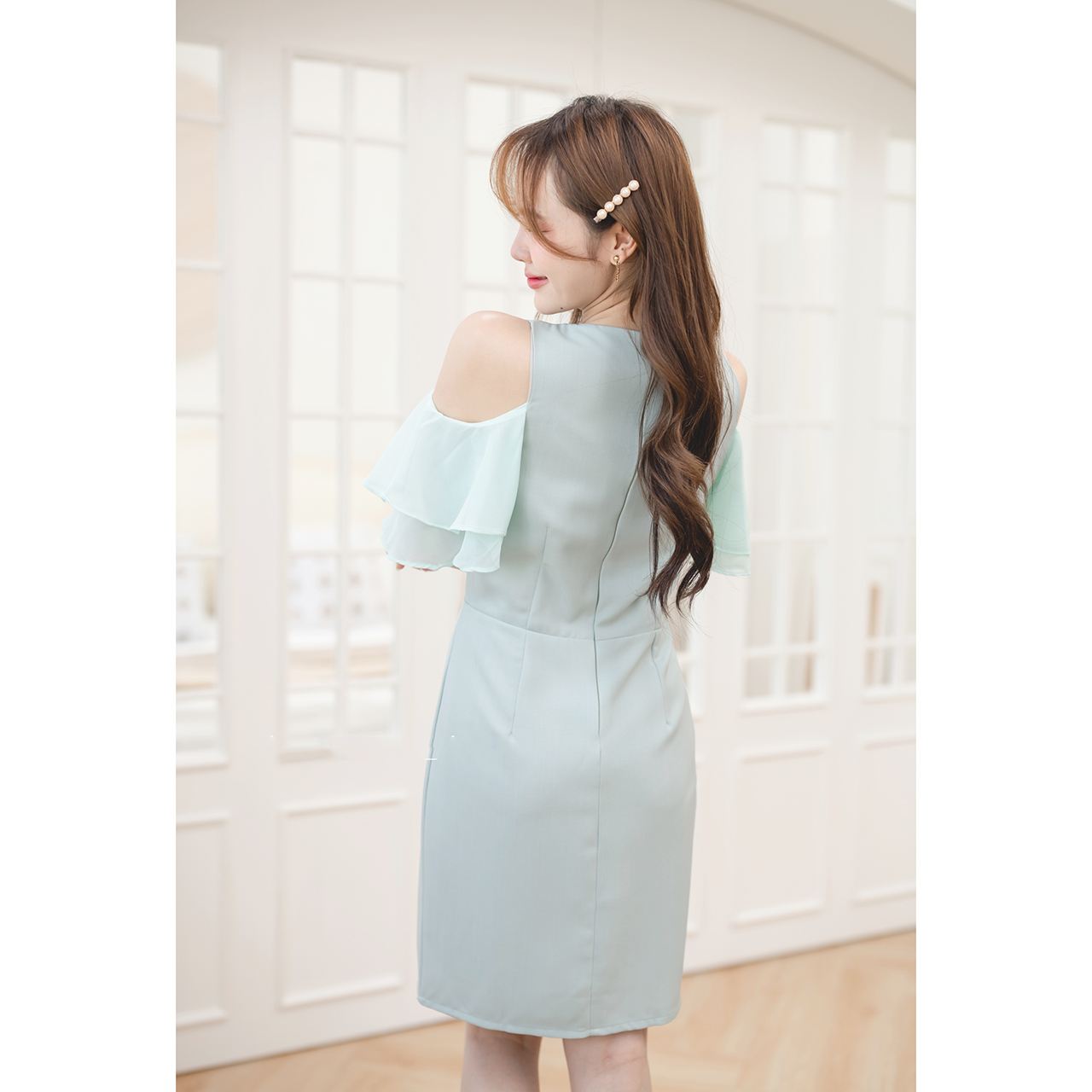 kudapy เดรสสั้นสีเขียว/สีแดงเลือดหมู/สีกรม/สีชมพู เว้าไหล่ ดีไซน์ลูกเล่นแขนเว้าเป็นผ้าชีฟองระบายเลเยอร์ 2 ชั้น ดูเป็นสาวหวานซ่อนเปรี้ยว กระโปรงทรงสอบ