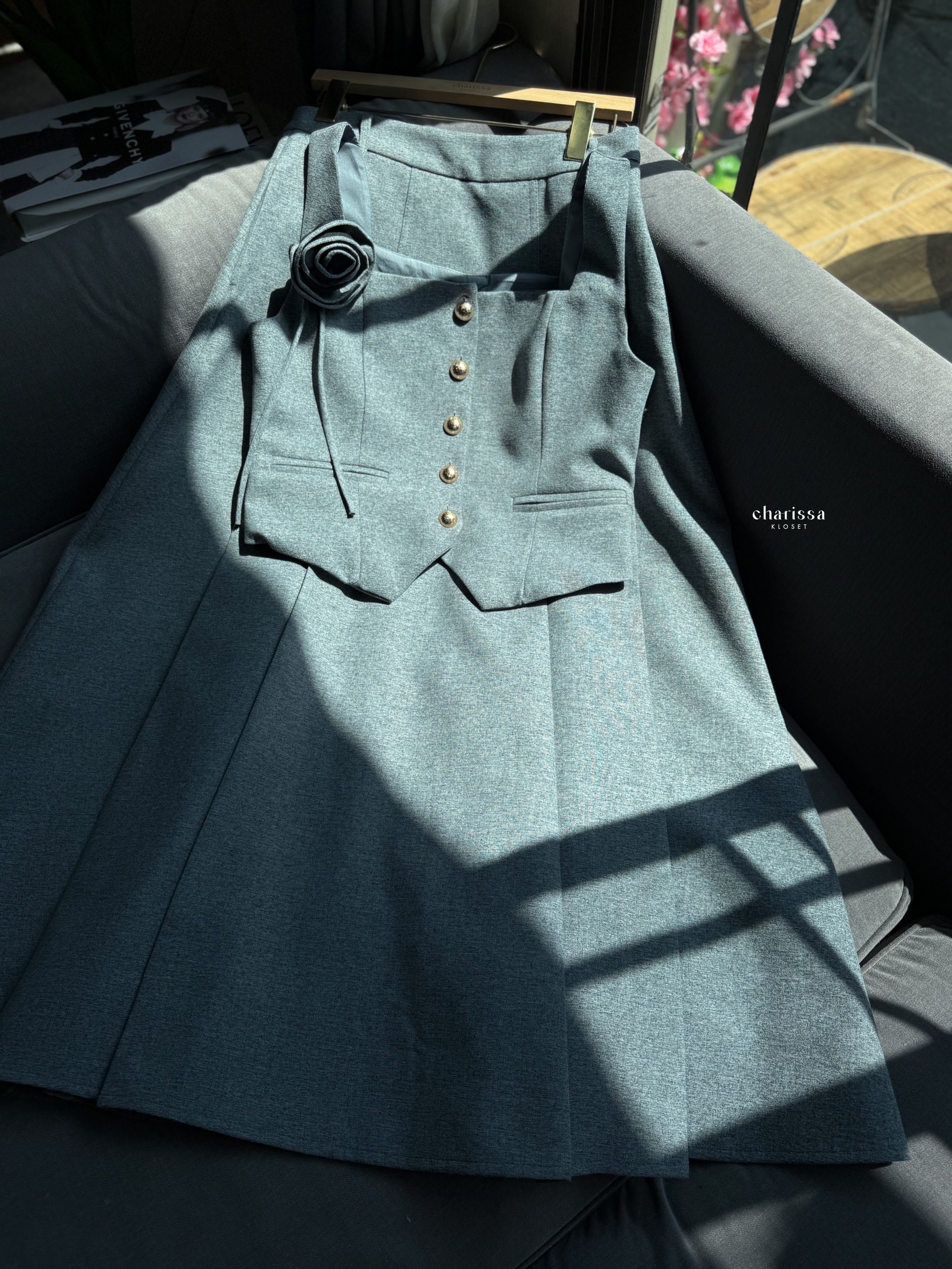 kudapy Set 3 ชิ้น : เสื้อแขนกุด+กระโปรง+เข็มกลัดดอกไม้ เซ็ทเสื้อแขนกุดมาพร้อมกระโปรงยาวทรงปล่อย เสื้อเป็นกระดุมจริง ตกแต่งกระเป๋าหลอกด้านหน้าซ้ายขวา