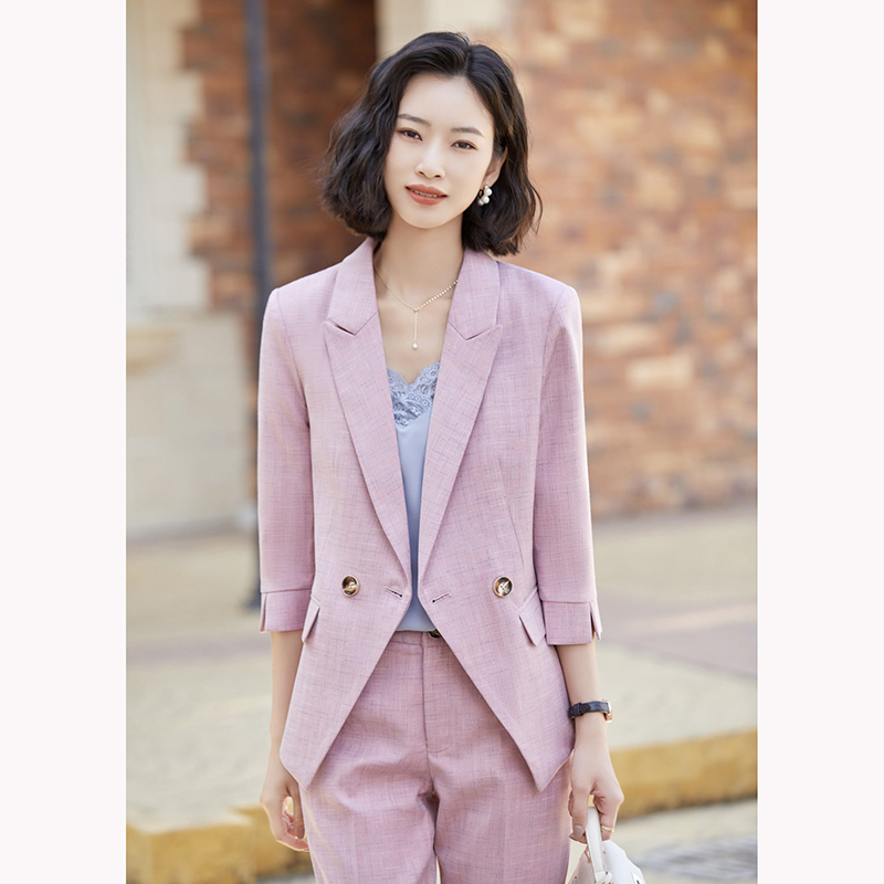 kudapy ชุดสูททำงานผู้หญิงสีเทา/สีชมพู แต่งกระดุมหน้าแขนห้าส่วนพร้อมกางเกง จุดเด่นของชุดนี้คือได้ลุคที่สดใส