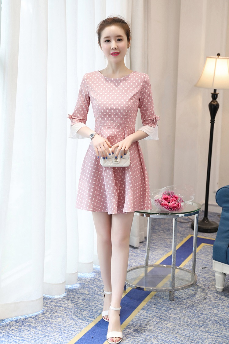 kudapy เดรสสั้นลายจุดสีชมพู /สีน้ำเงินกรมท่า เดรสคอกลมทรงเข้ารูป แต่งปลายแขนระบาย เย็บโบว์ติดตรงแขน มีซิปซ่อนด้านหลัง ผ้าค่อนข้างแข็ง