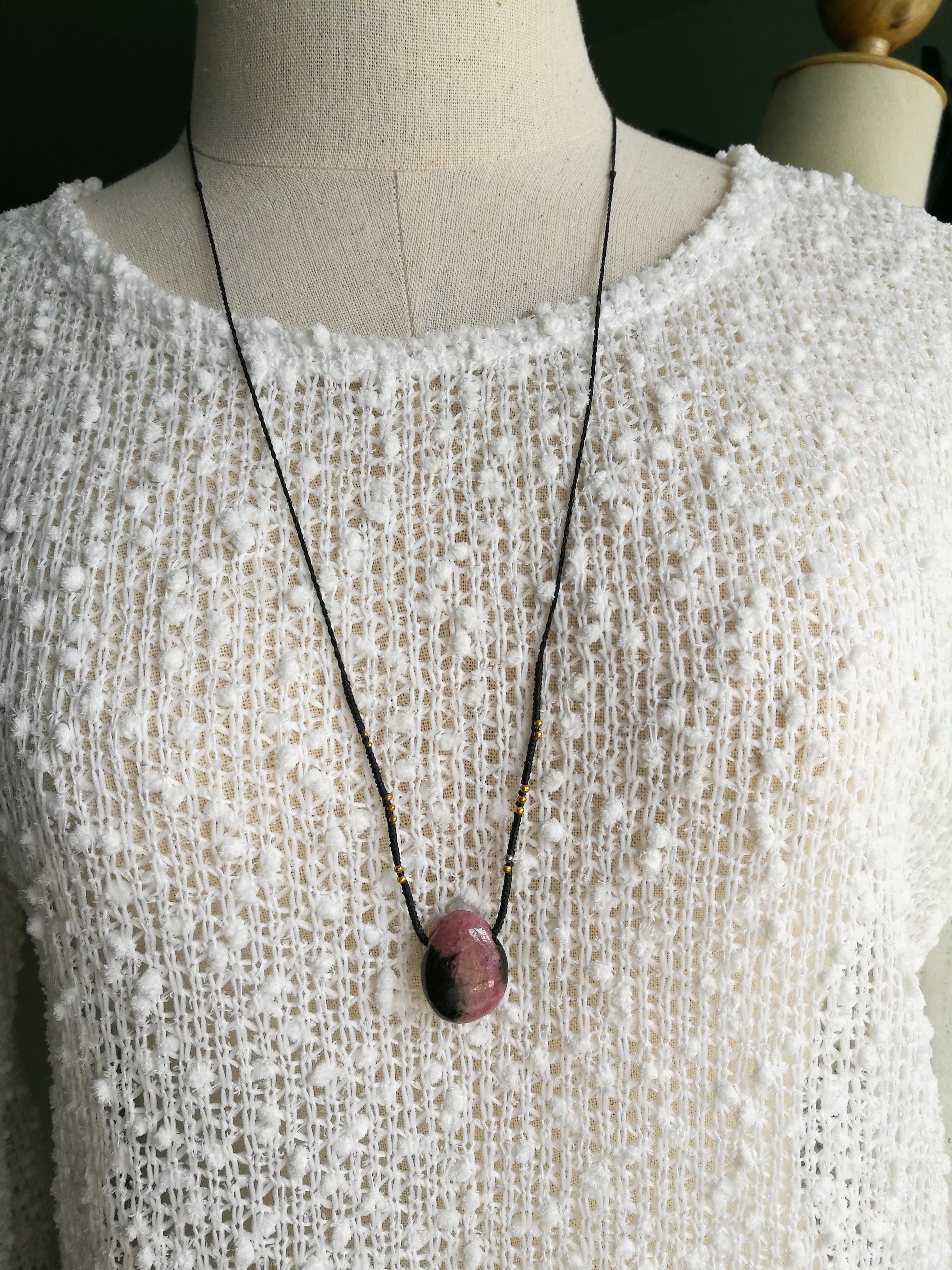 สร้อยคอเชือกถักจี้หินโรโดไนท์ Rhodonite
