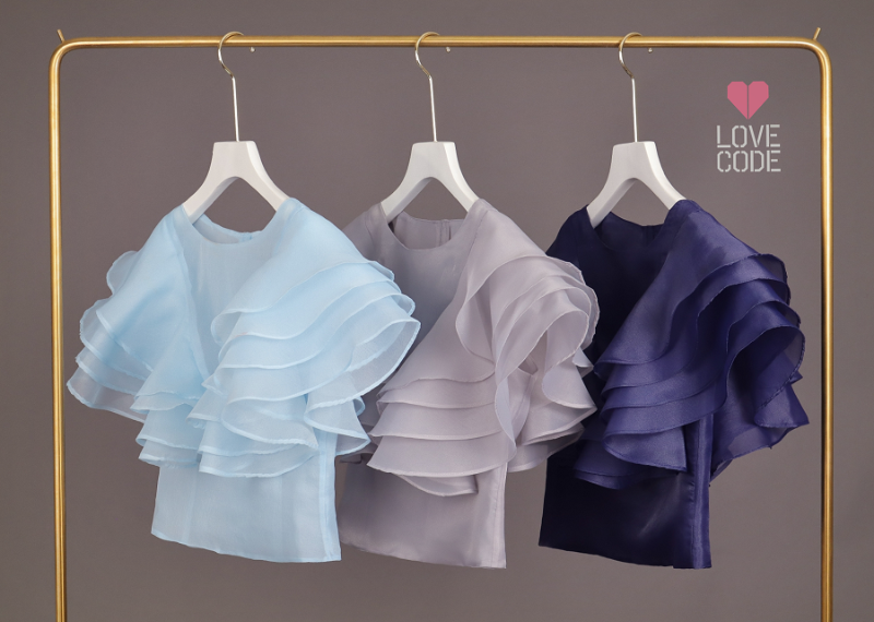 kudapy เสื้อไปงาน ผ้าแก้วคอปาดแคบสีชมพูกะปิ/สีเทา แต่งระบายช่วงแขนเป็นทรงหน้าอก V Shape ระบาย 4 ชั้นสวยหรูมากๆค่ะรุ่นนี้ ขายดีสุดๆ