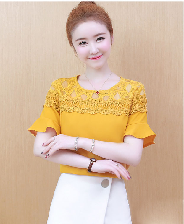 เสื้อสีเหลือง คอเสื้อ หน้าอก และช่วงไหล่ แต่งด้วยผ้าลูกไม้และผ้าถักโครเชต์สีเหลือง