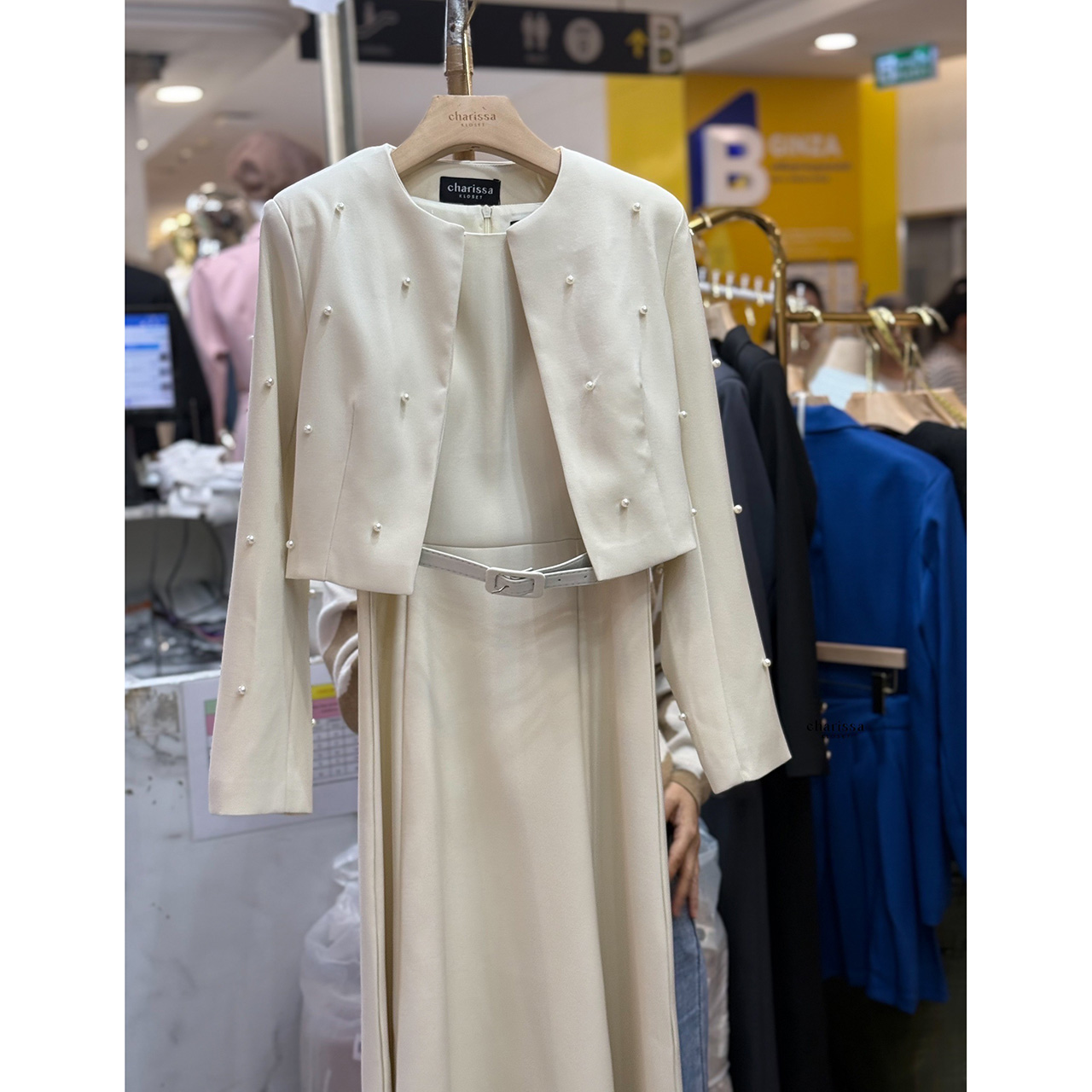 kudapy เซ็ท 3 ชิ้น เดรสออกมาให้เข้ารูปเอวสูง มีฟองน้ำในตัว ซิปด้านหลัง เสื้อครอปสวยหรูด้วยการตกแต่งไข่มุก มีตะขอติดเสื้อให้ ครอปมีรองบ่าบางๆ