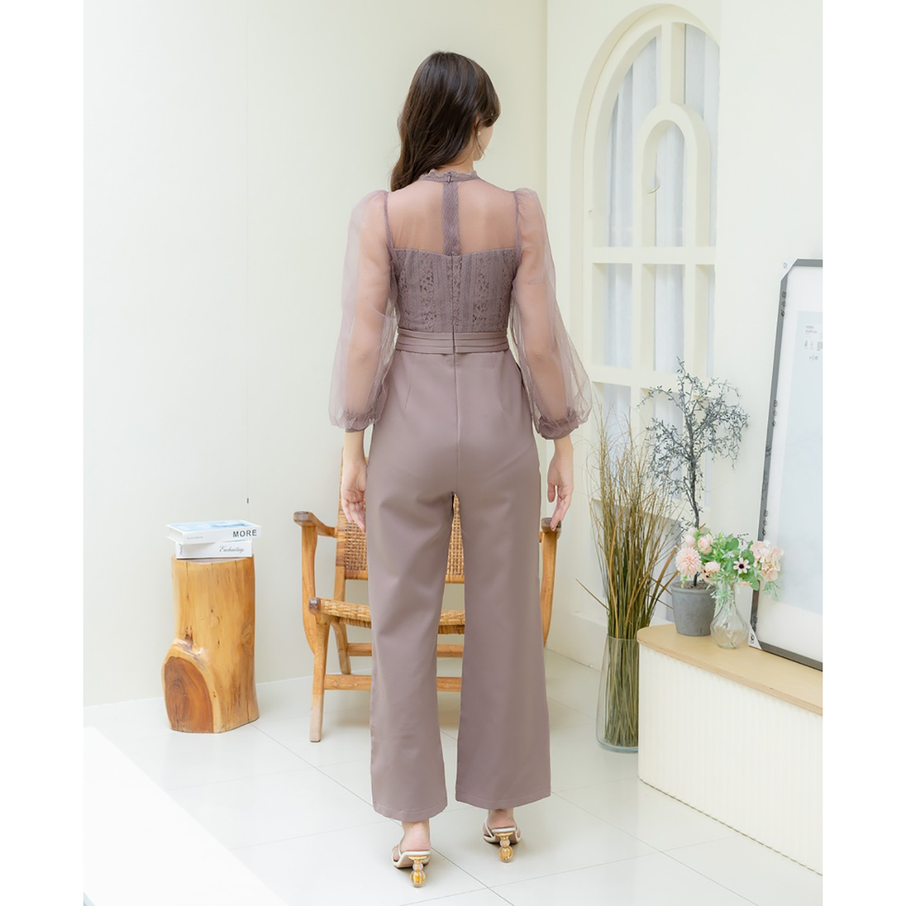 kudapy จั้มสูทกางเกงขายาว แต่งผ้าชีฟอง คอกลมทรงสูง ใส่ไปทำงานได้ลุคคุณหญิงคุณใจ