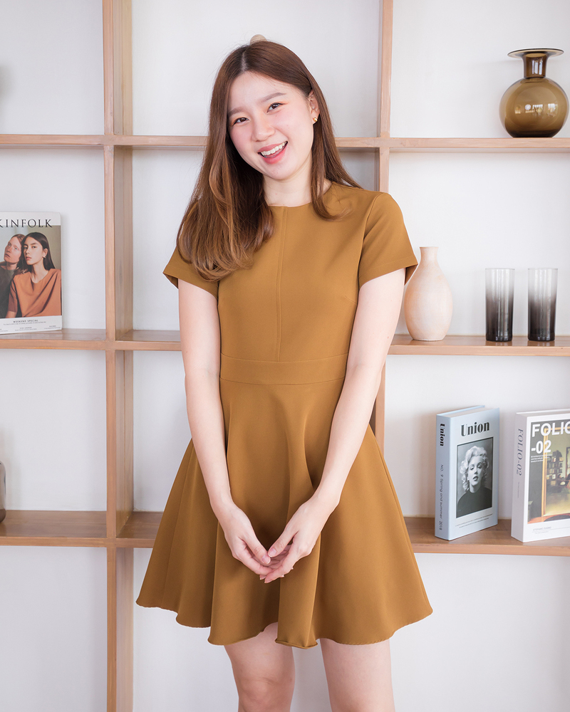 kudapy เดรสแขนสั้นสีแดงเข้ม,น้ำตาลม่่วง,มัสตาร์ท,เขียวมัทฉะ,นูทครีม,ดำ,ฟ้าทะเล กระโปรงทรงวงกลม ตัดต่อกลางตัวเสื้อและเอว เพิ่มดีไซน์เรียบๆดูดี แต่ไมเยอะ เนื้อผ้ามีน้ำหนัก