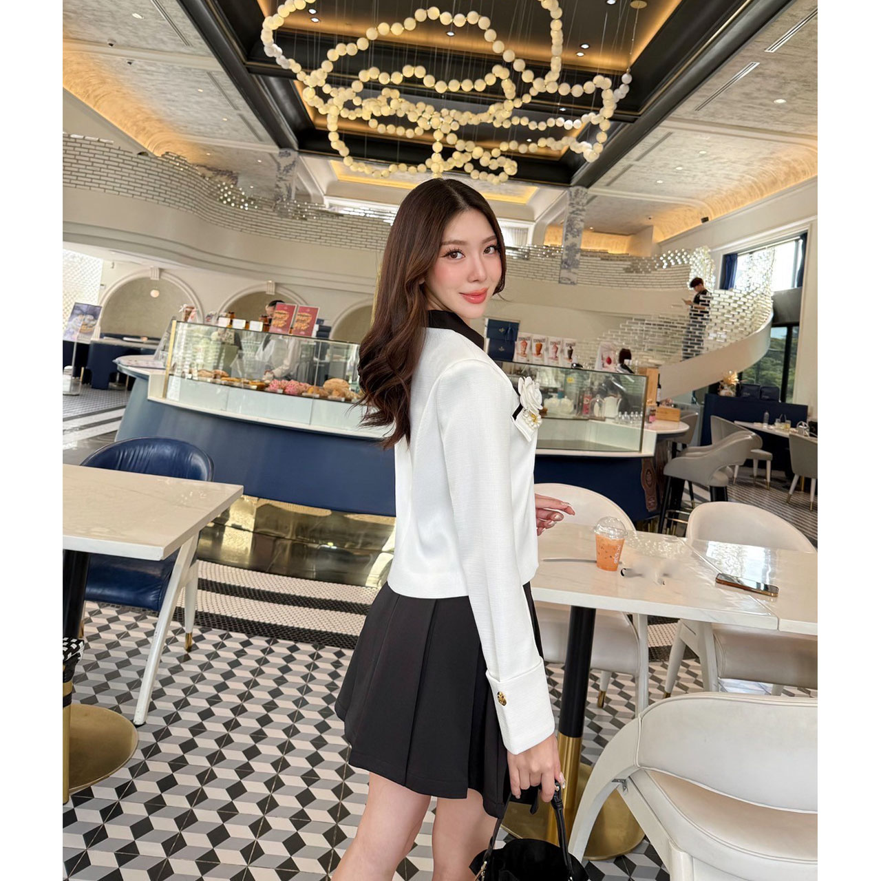 kudapy เซ็ทเสื้อแขนยาว แต่งกระเป๋าหลอก2 ข้างกระดุมจริงสีทอง ปลายแขนเสื้อมาแต่งทรงพับขึ้นเล็กน้อยพร้อมแต่งกระดุม +กระโปรงแต่งจีบ