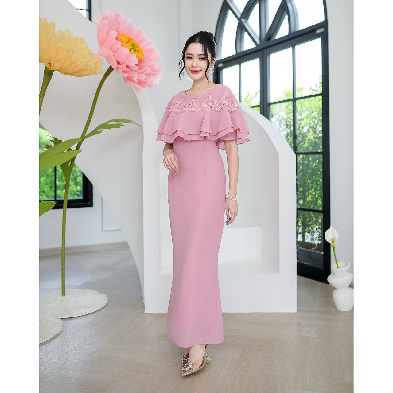 kudapy เดรสผ้าชีฟองตัวยาว งานชายหางปลาเล็กๆไม่บานมาก ดีไซน์คลุมไหล่ถึงสองชั้น แต่งลูกไม้รอบตัวเป็นงานลูกไม้คอร์ดแต่งเลื่อม