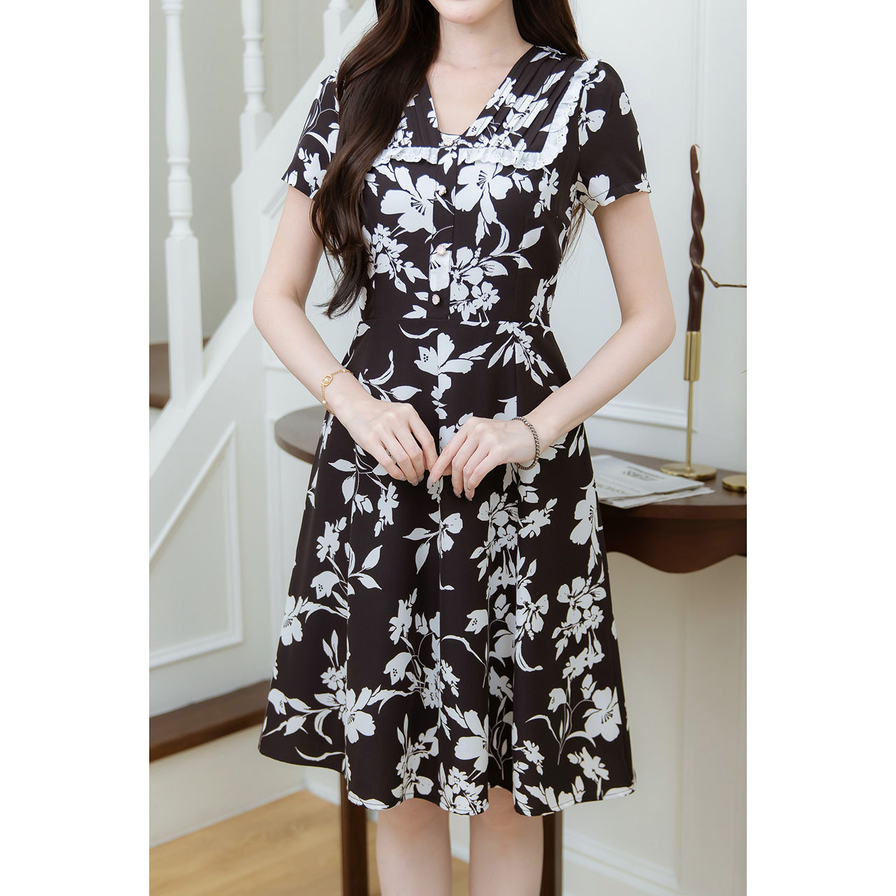 kudapy เดรสลายดอก มีดีเทลตีเกล็ดแต่งผ้าปักช่วงคอ ช่วงอกเป็นกระดุมแต่ง กระโปรงเย็บหลายชิ้นต่อกัน