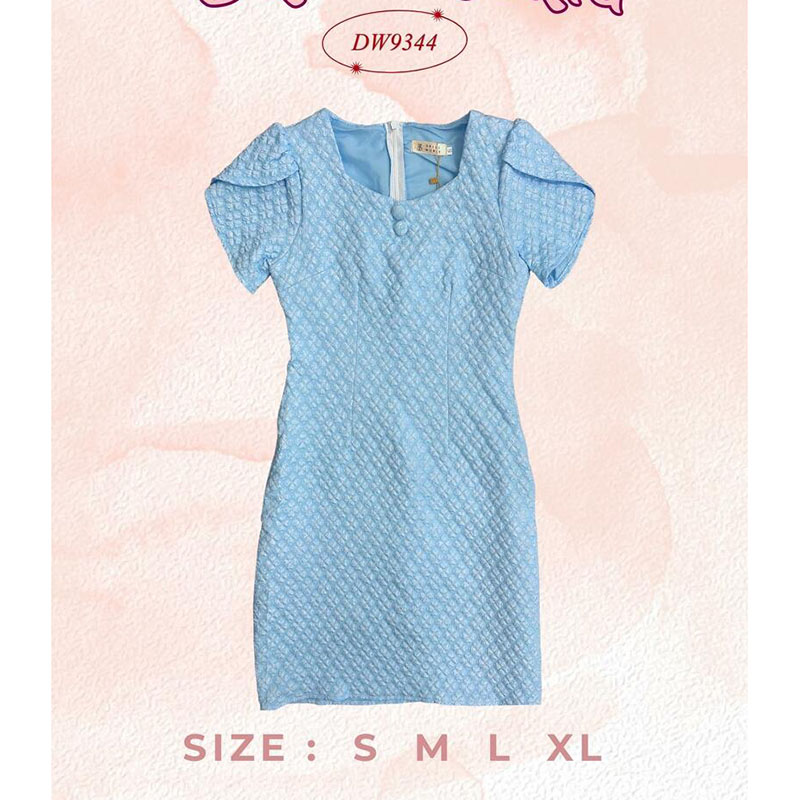 kudapy เดรสสั้นสีชมพู/สีฟ้า/สีขาว ผ้าทอนูนลายทรงเหลี่ยม แต่งแขนทรงกรีบ แต่งกระดุม ทรงน่ารัก ใส่แล้วขับผิวสุดๆ