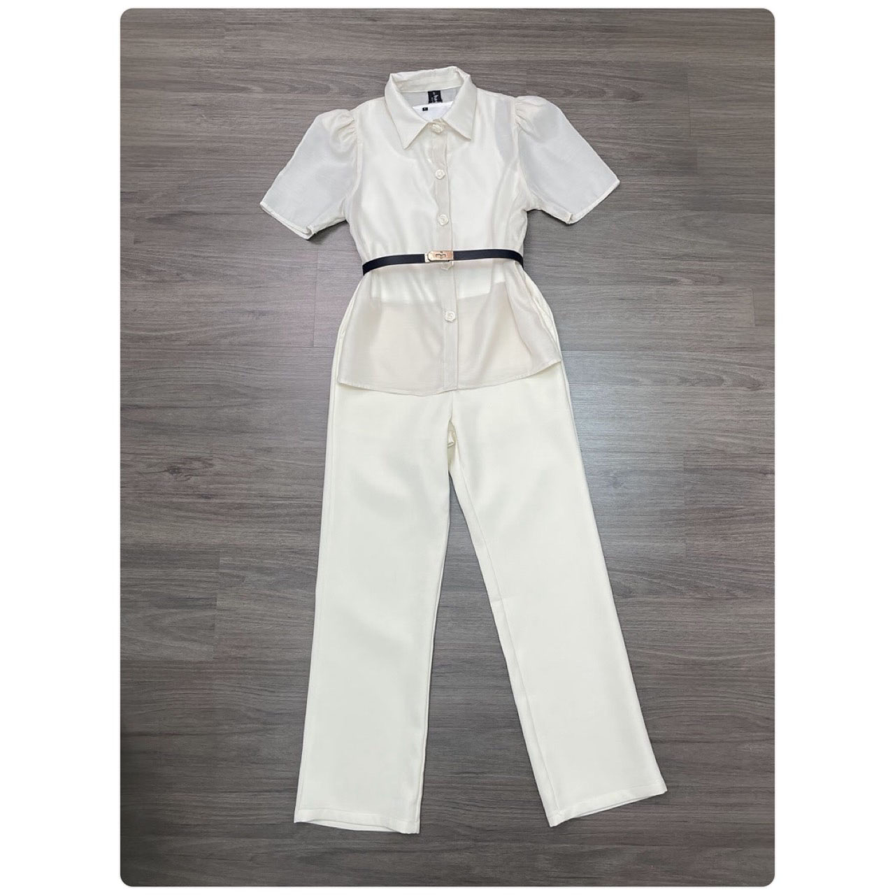 kudapy ชุดเซ็ทสีครีมาบางใส่สบาย ตัวเสื้อใช้ผ้าแก้วชนิดพิเศษมีความนุ่มใส่สบาย แต่งกระดุมดอกไม้ แถมฟรีเสื้อกล้ามใส่ด้านใน และเข็มขัด