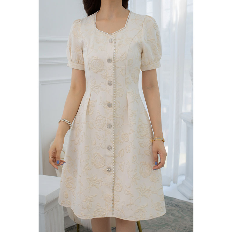 kudapy เดรสสั้นสีโทนครีมทอง/สีโทนโอรส ผ้าแจ็คกาดทอพรีเมียม มีลายดอกมิตินูน ผ้าสวยหรูมาก มีดีเทลแต่งมุกรอบคอ และแต่งกระดุมเพชร สวยแบบทูอินวัน หรูผสมหวาน