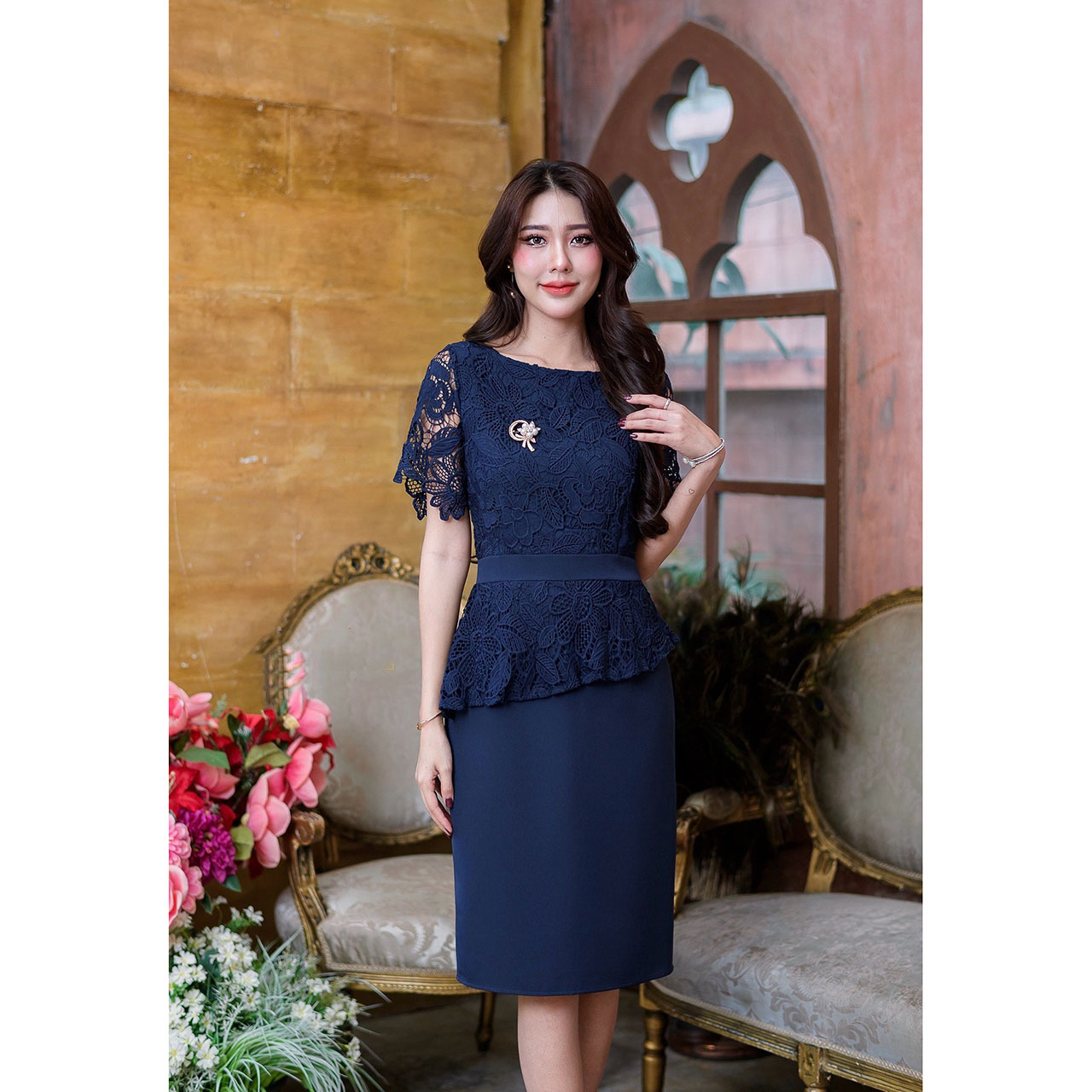 kudapy เดรสสั้น ผ้าพื้นและลูกไม้เนื้อนิ่ม ผ้านิ่มใส่สบาย งานด้านบนเป็นผ้าลูกไม้ทรงต่อเอว แต่งระบายเฉียงแบบเก๋