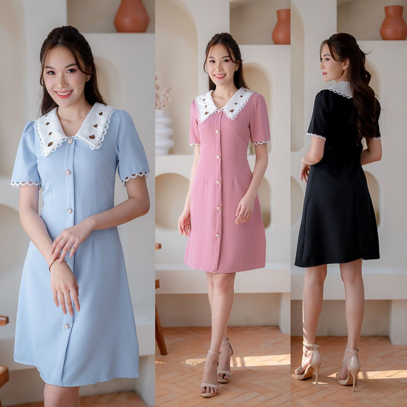 kudapy เดรสสั้นสีฟ้า/สีดำ/สีชมพู ทรงเข้ารูป ปกคอบัวปกลายหัวใจสุดคิ้วท์ แต่งกระดุม งานมีซิปด้านหลัง