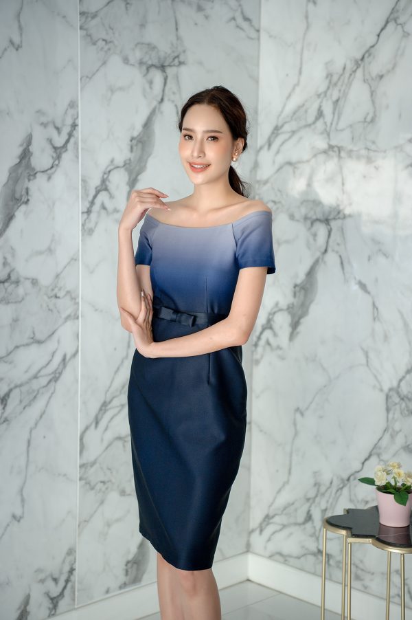 kudapy เดรสสั้นสีแดง สีชมพูนู๊ด และสีน้ำเงินกรมท่า ผ้าไหมอิตาลีไล่สี ทรงเปิดไหล่ แขนสั้น กระโปรงเข้ารูปทรงสอบ มาพร้อมเข็มขัดโบว์