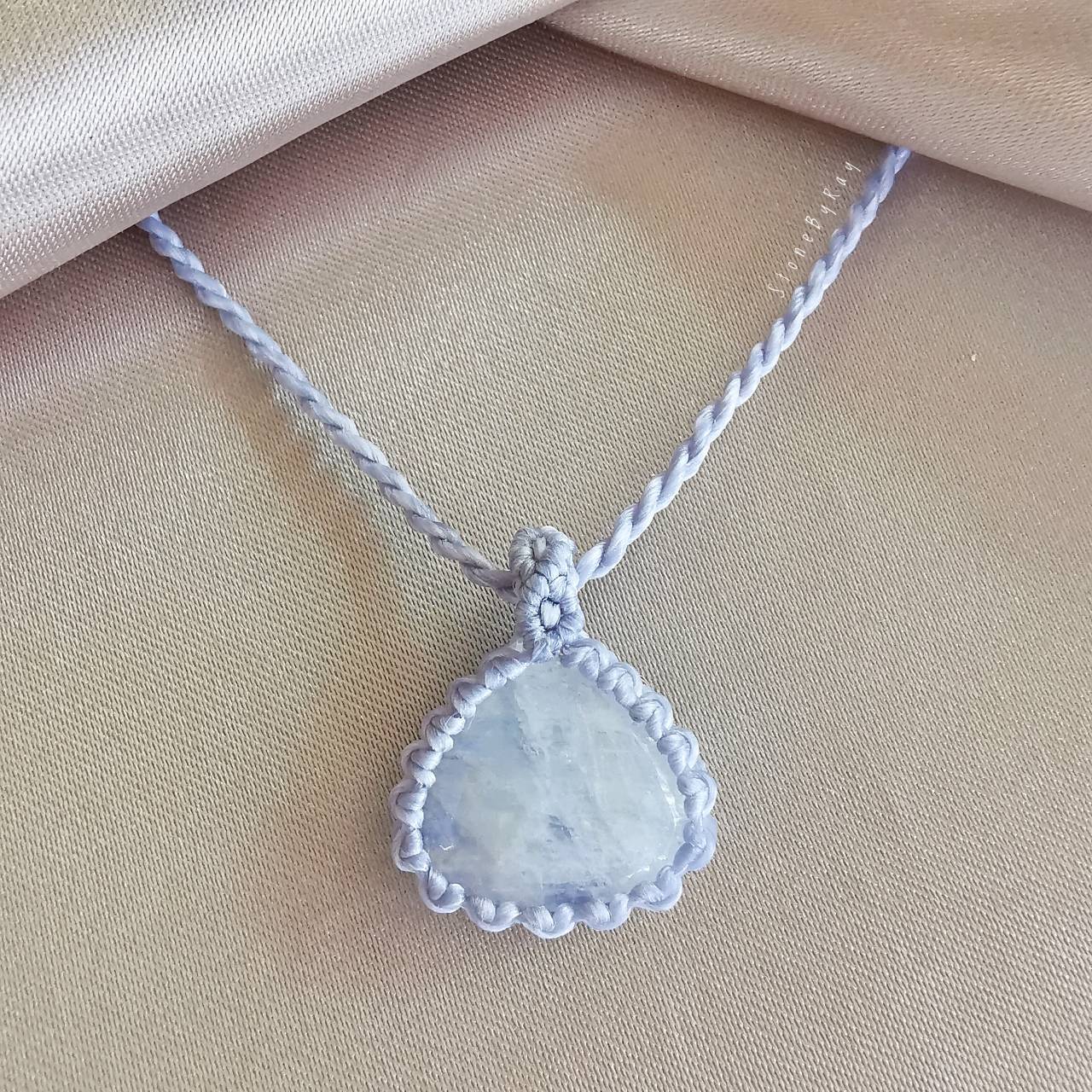 สร้อยคอเชือกถักจี้หินเรนโบว์มูนสโตน Rainbow Moonstone