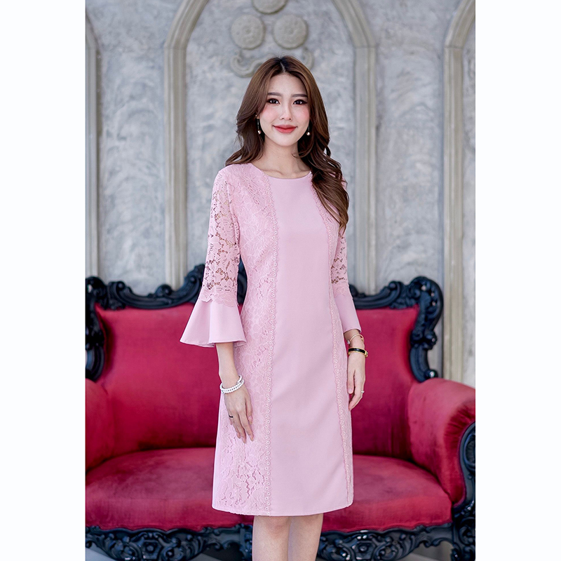 kudapy เดรสสั้นสีน้ำตาล/สีชมพู/สีดำ/สีเทาอมฟ้า/สีแดงเลือดหมู ดีเทลชุดนี้สวยเรียบหรูมากๆค่ะ แต่งลูกไม้ด้านข้างตัวเดรสและแต่งคาดด้วยลูกไม้เส้นลายดอกไม้จนถึงปลายกระโปรง