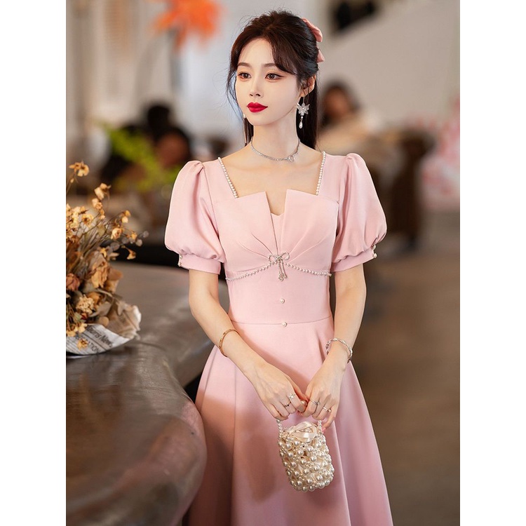 kudapy (พรีออเดอร์ 15-30 วัน) ชุดราตรีไปงาน ชุดราตรีสีชมพู เดรสสั้นสีชมพูใส่ออกงาน คอวี แขนสั้นทรงตุ๊กตาจั้มลายแขน