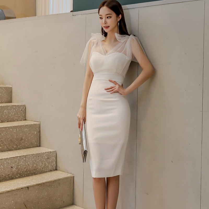 kudapy เดรสสั้นสีขาว เดรสสั้นทรงเข้ารูป ไหล่ผูกโบว์ผ้าซีทรู แนวเรียบหรูดูแพง สวยดูดี