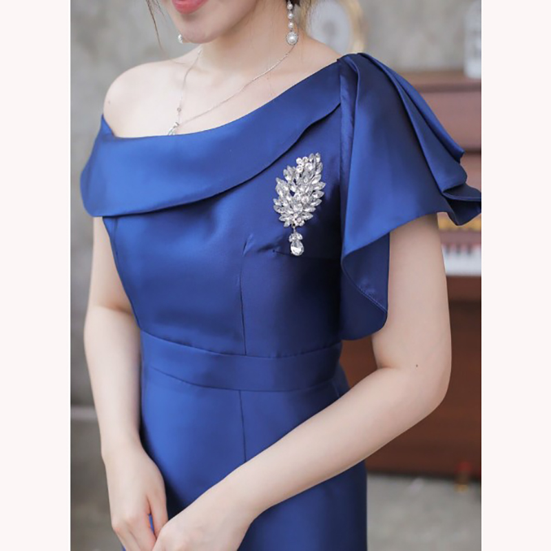 kudapy เดรสไหล่เฉียง สีน้ำเงิน/สีแดง เย็บแต่งระบายตรงหัวไหล่ กระโปรงผ่าหลัง มีซับในในตัว ซิบซ่อนด้านข้าง