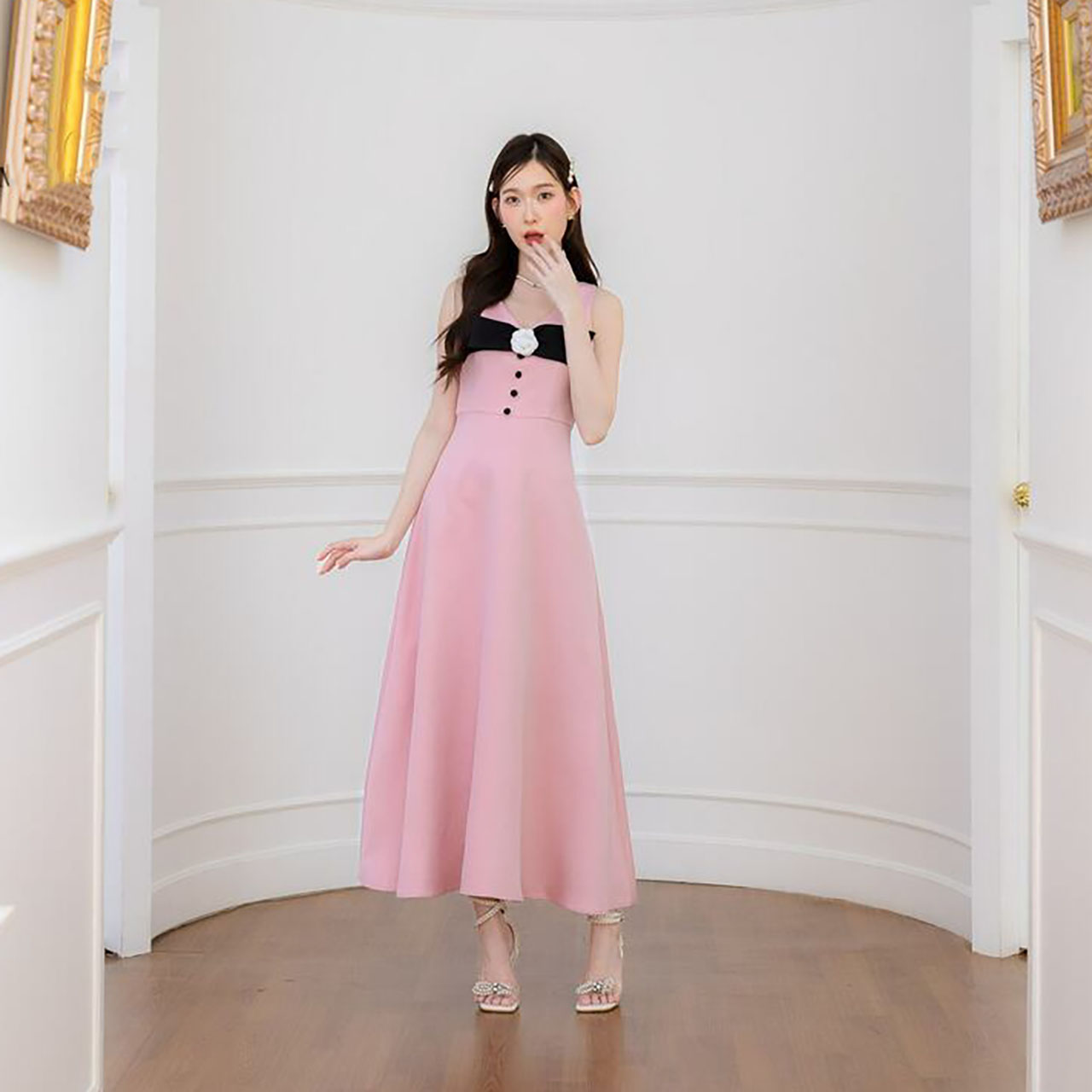 kudapy เดรสยาวสีขาว/สีชมพู+โบว์ดอกไม้ติดอกใส่เที่ยว ออกงานสวยดูดี