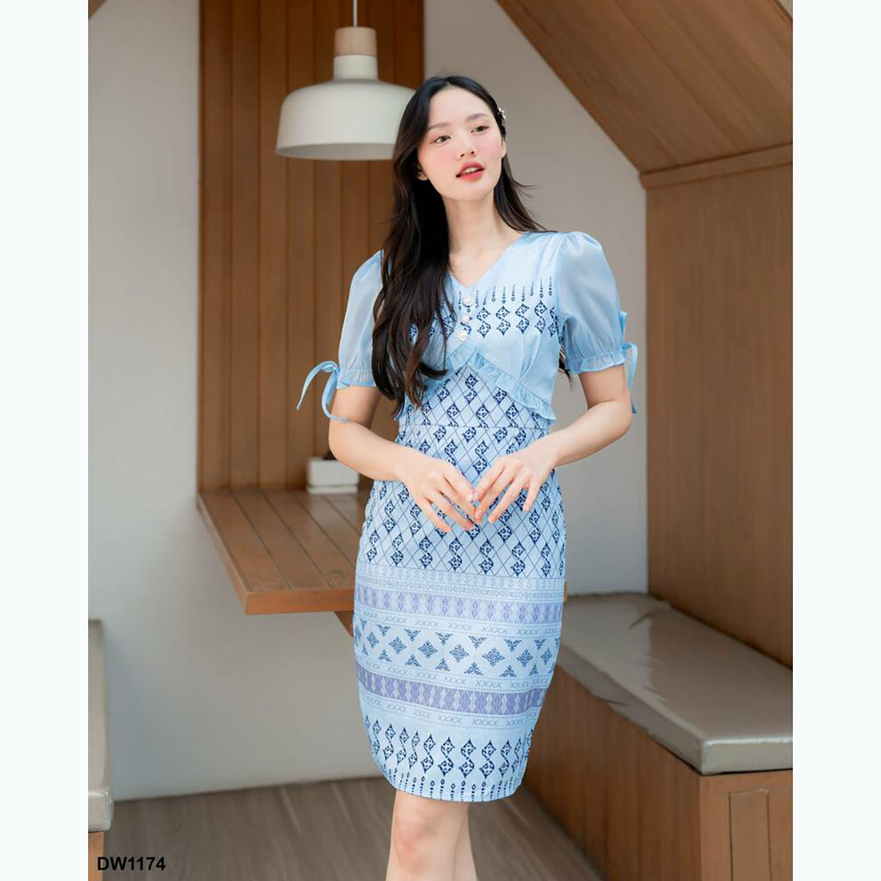 kudapy เดรสสั้นสีขาว/สีชมพู/สีฟ้า ลายไทยแต่งแขนผูกโบว์