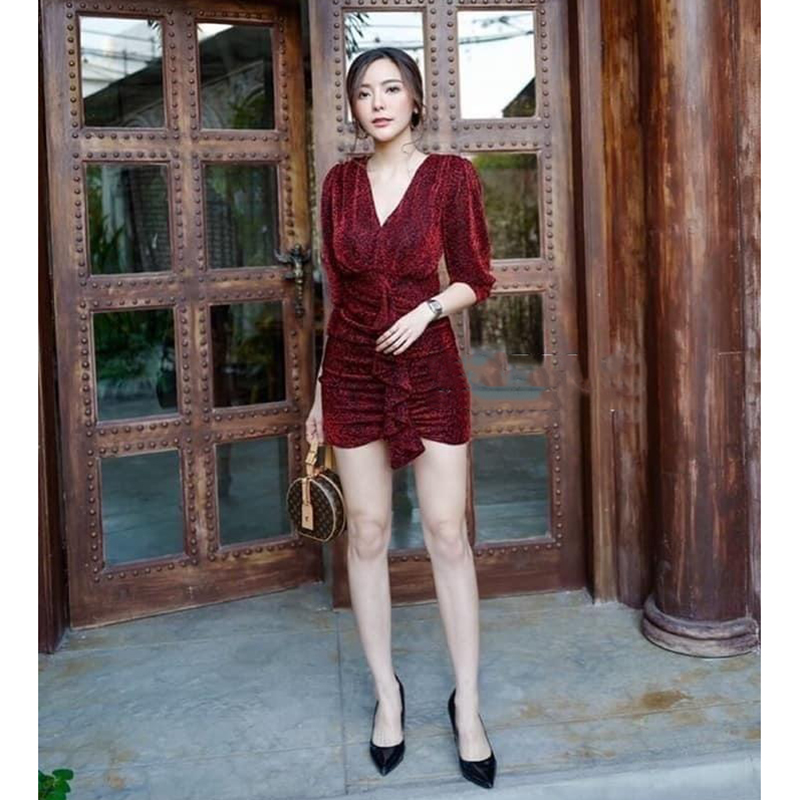 kudapy เดรสสั้นสีแดงเลือดหมู คอวีตัวสั้นมาในลายเสือ เนื้อผ้าวิ้งๆ ใส่วับๆ สะดุดตา