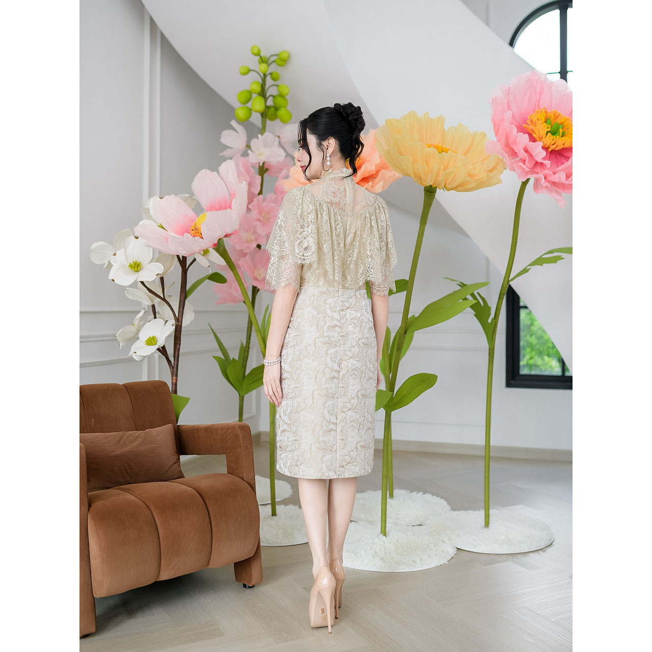 kudapy เดรสทรงคอปีนและผ้าลูกไม้ฝรั่งเศส ด้านบนเป็นผ้าลูกไม้ฝรั่งเศสคลุมไหล่คอปีนด้วยลูกไม้บางๆ