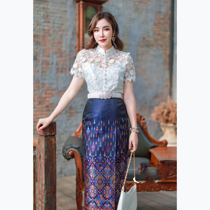 kudapy เซทลูกไม้ปัก 3D ดอกลอย ยกนูน คอจีน ซับใน 2 ชั้น อย่างดี แต่งมุขเรียงยาวถึงชายเสื้อ ซิปหลัง /ผ้าถุงสำเร็จรูป