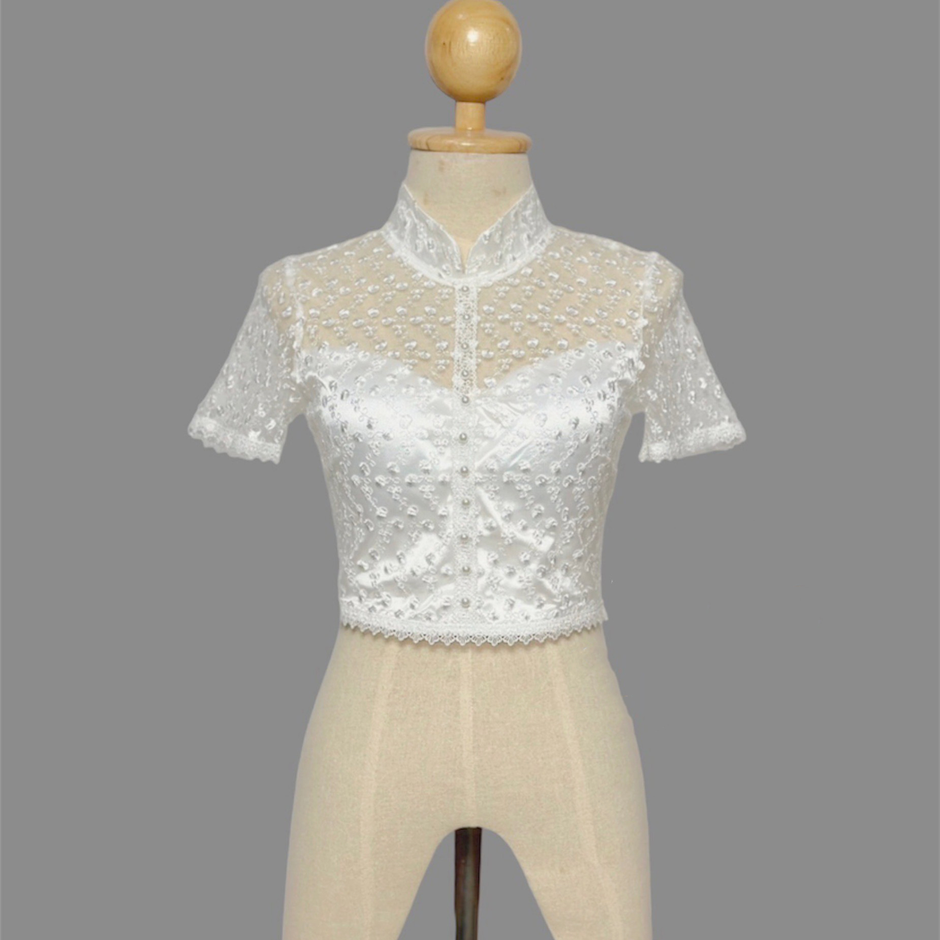 kudapy เสื้อลูกไม้สีขาวปัก 3D ดอกลอย ยกนูน สวยมาก คอจีน แต่งมุขเรียงยาวถึงชายเสื้อ ซับใน 2 ชั้น อย่างดี