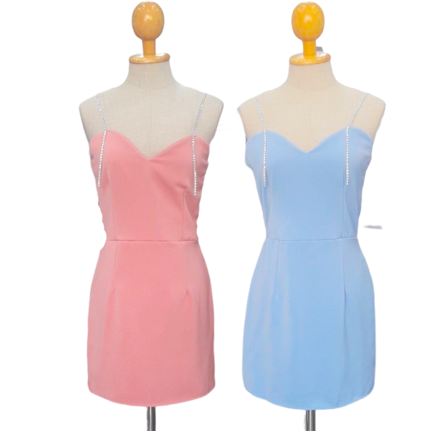 kudapy เดรสสั้นเกาะอกสีชมพู /สีฟ้า ไปงานสายโซ่เพชรสีเงินสวย งานเก็บทรงสวยมาก ผ้ายืดเล็กน้อยซิปหลังอย่างดี