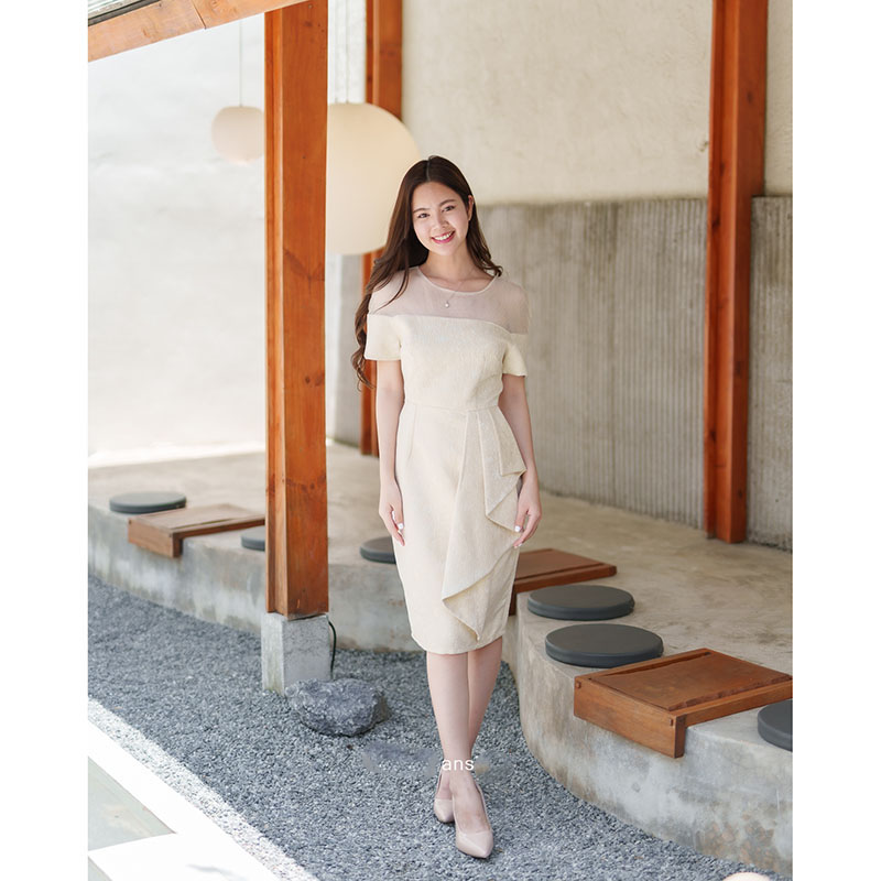 kudapy เดรสออกงานสีครีมเบจ ทรงเข้ารูป ผ้าอัดลาย ช่วงไหล่ซีทรู แขนสั้น เอวแต่งจีบ เรียบหรู