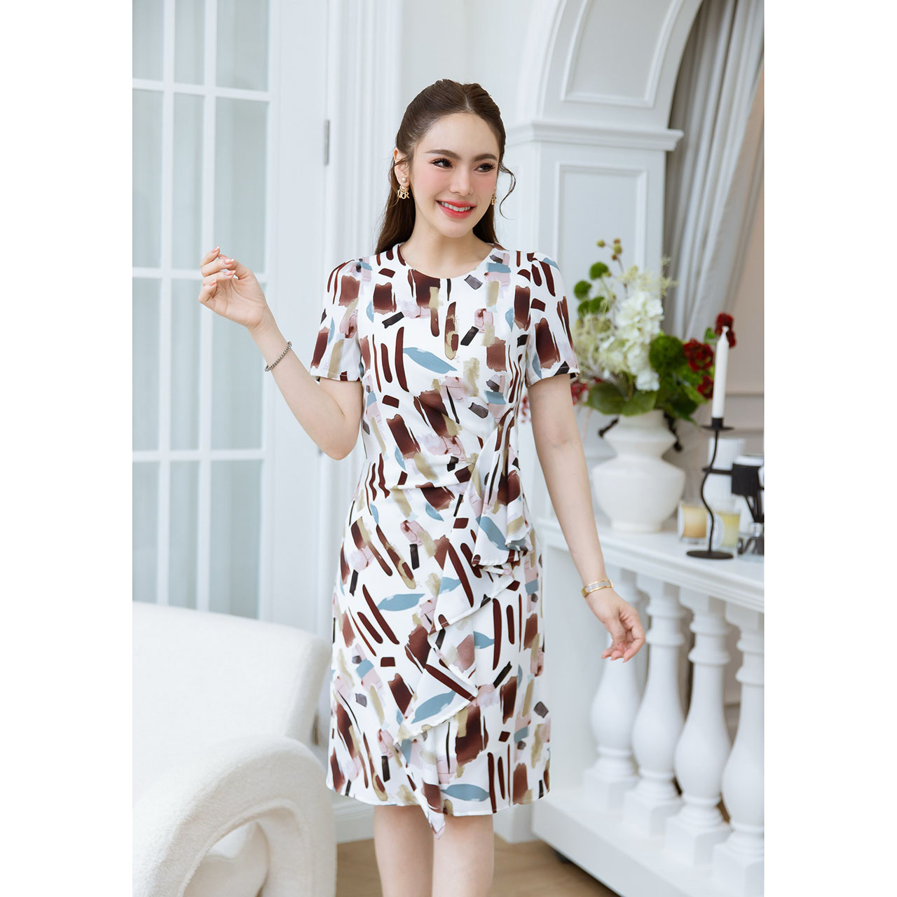 kudapy เดรสลายผ้ากราฟฟิก แพทเทิร์นเรียบแต่มีดีเทลระบายช่วงเอวยาวลงมา เป็นทรงเข้าเอว