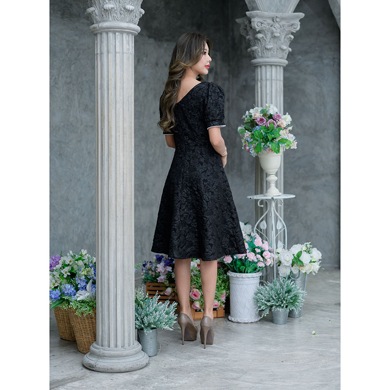 kudapy เดรสสั้นสีชมพู/สีดำ ผ้าลิลลี่ผ้ายอดนิยมขายดีของทางร้านค่ะ ผ้านุ่มลายสวย กระโปรงบาน คอเหลี่ยม มีดีเทลแต่งโบว์ด้านหน้าช่วงเอว