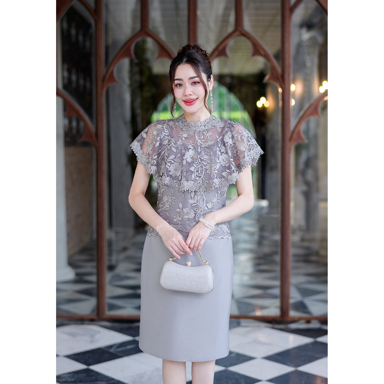 kudapy เดรสสั้นสีชมพู/สีเทา ลูกไม้ตาข่ายปักลายดอกไม้ดอกใหญ่ ด้านบนเป็นงานผ้าลูกไม้คลุมไหล่ระบายแต่งรอบคอด้วยลูกไม้สวยหรู กระโปรงเป็นงานผ้าไหมญี่ปุ่น