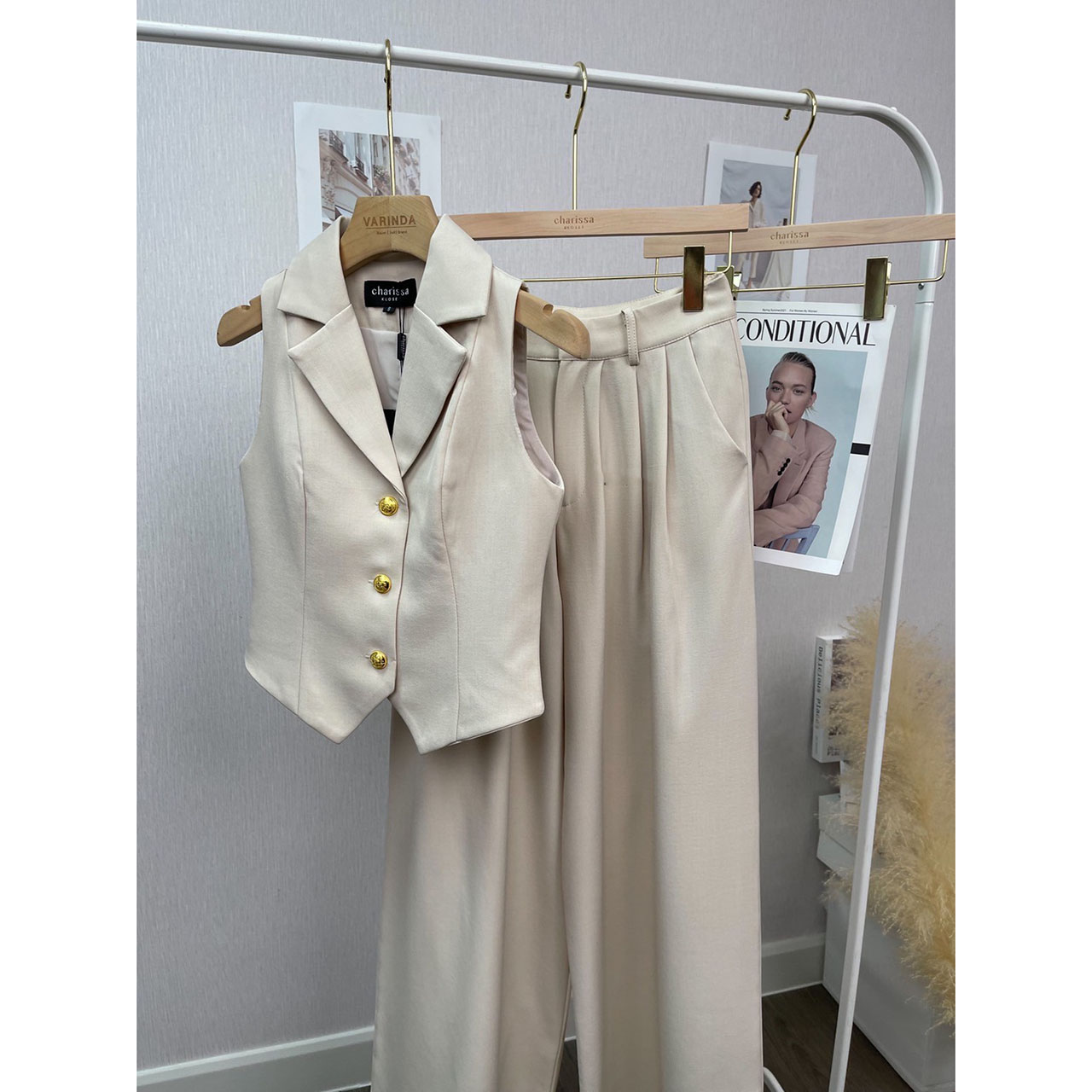 kudapy เซ็ทเสื้อแขนกุดเข้ารูปมาพร้อมกับกางเกงขายาวทรงปล่อย ตัวเสื้อแต่งกระดุมจริงสีทองปลายทรงแหลม