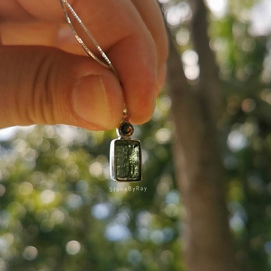 สร้อยคอเงินจี้สะเก็ดดาวโมดาไวท์ Moldavite
