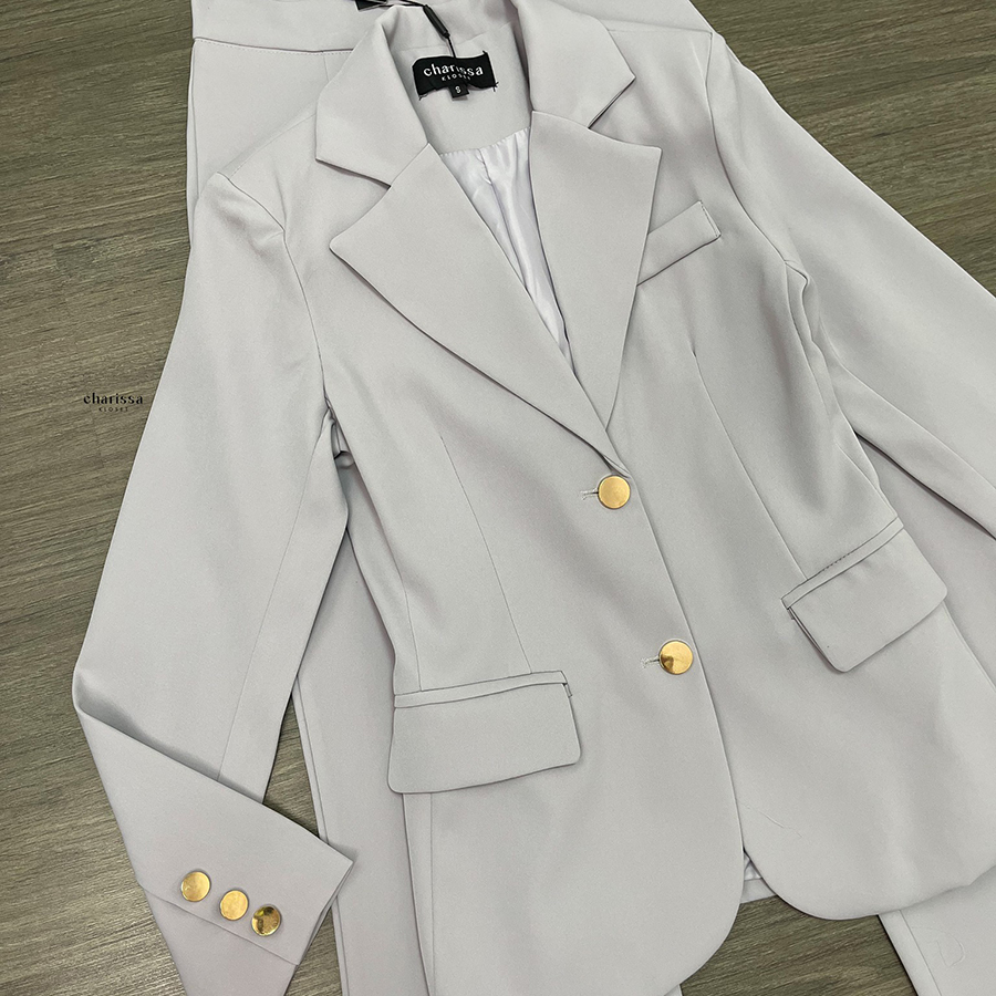 kudapy setsuit เสื้อ+กางเกง สีแดง,สีเทา,สีชมพู เป็นอีกรุ่นที่แนะนำมาก รุ่นนี้ใช้ผ้าทอพิเศษ จะมีความนิ่มลื่น ไม่ยับง่าย Texture ของผ้าคือมีความหรูหรา แต่งกระดุมทอง 2