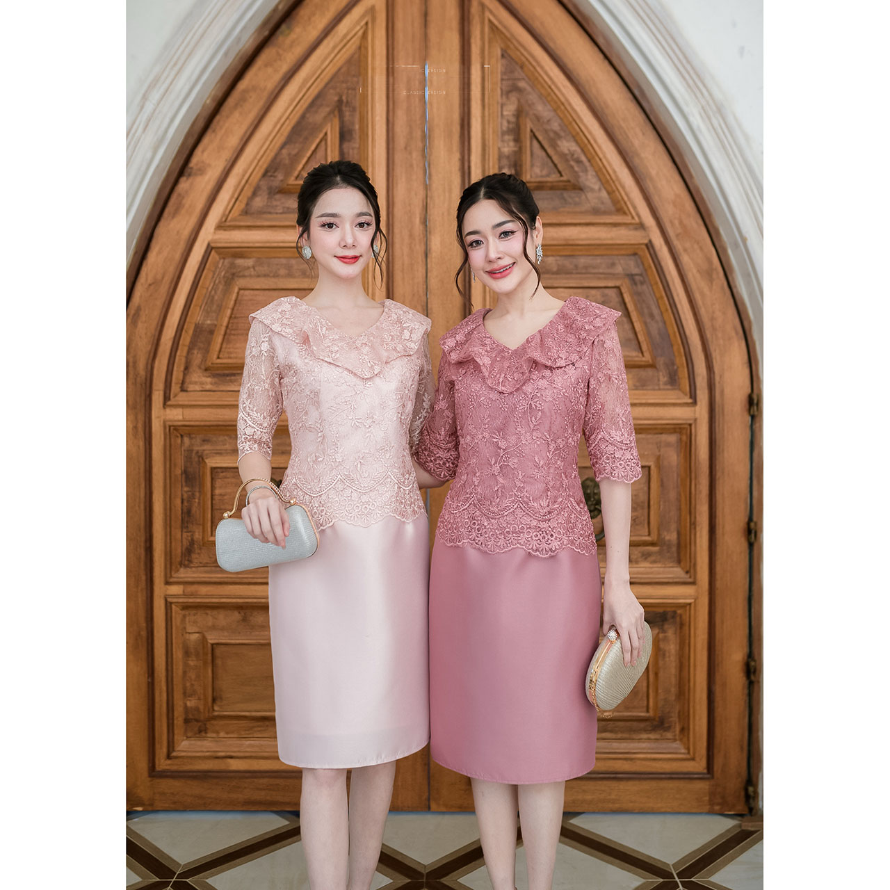 kudapy เดรสสั้นสีชมพูกะปิ/สีชมพูโอรส เนื้อผ้าดีสวยพรีเมี่ยมลูกไม้เนื้อนิ่ม แขนศอกสุภาพเรียบร้อย ช่วงคอเสื้อเก๋มากค่ะเป็นคอวีแต่งระบายรอบคอ