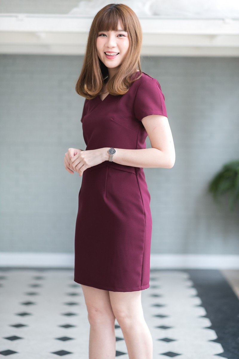 เดรสสั้นคอวี แขนสั้นสีกรมท่า,สีแดงเลือดหมู, สีดำ, สีน้ำตาล ,สีม่วง แต่งลายที่เอว เดรสทำงานทรงสวย งานดีมาก ซิบหลัง ซับใน