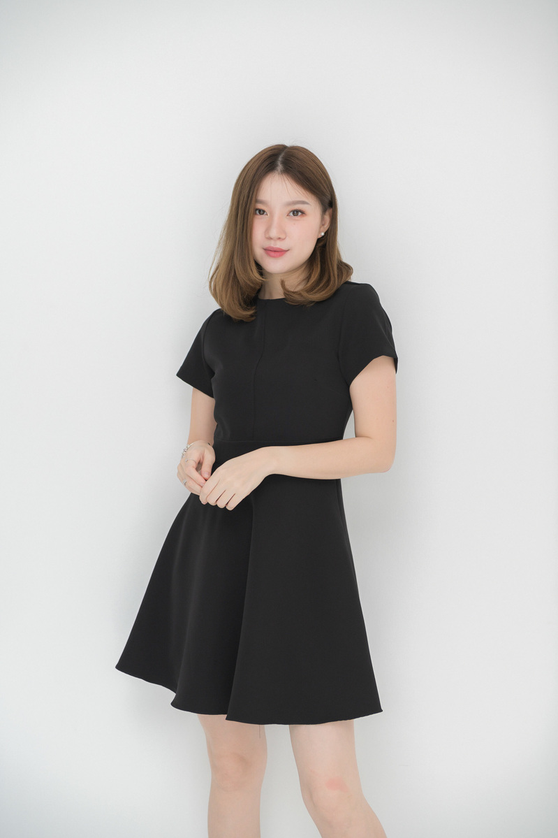 kudapy เดรสแขนสั้นสีแดงเข้ม,น้ำตาลม่่วง,มัสตาร์ท,เขียวมัทฉะ,นูทครีม,ดำ,ฟ้าทะเล กระโปรงทรงวงกลม ตัดต่อกลางตัวเสื้อและเอว เพิ่มดีไซน์เรียบๆดูดี แต่ไมเยอะ เนื้อผ้ามีน้ำหนัก