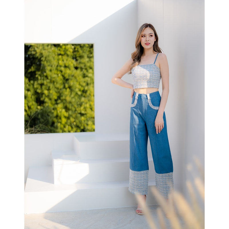 kudapy ชุด Set เสื้อ Crop สายเดี่ยวผ้าทวิตสีฟ้า มาพร้อมกางเกงยีนส์แฟชั่นทรงกระบอกแต่งผ้าทวิตปลายกางเกง