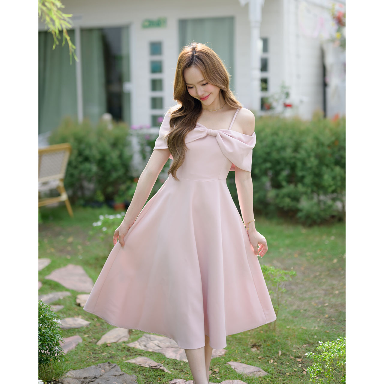 kudapy เดรสโทนสีพาสเทลนุ่มละมุน ดีไซน์หวานๆแต่งอกโบว์ใหญ่เปิดไหล่แบบ Off-shoulder จะใส่เปิดไหล่ 2 ข้าง