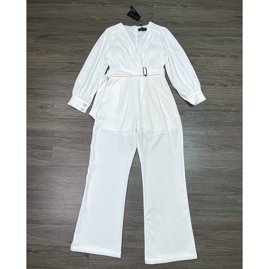 kudapy จั้มสูทขาวยาวสีดำ สีขาว เสื้อชีฟองผ้าพริ้วๆ เย็นใส่สบายมากค่ะ กางเกงมีซับในขาสั้นอย่างดี กระเป๋าจริง เสื้อมีฟองน้ำเสริมที่อก ซิปด้านหลัง