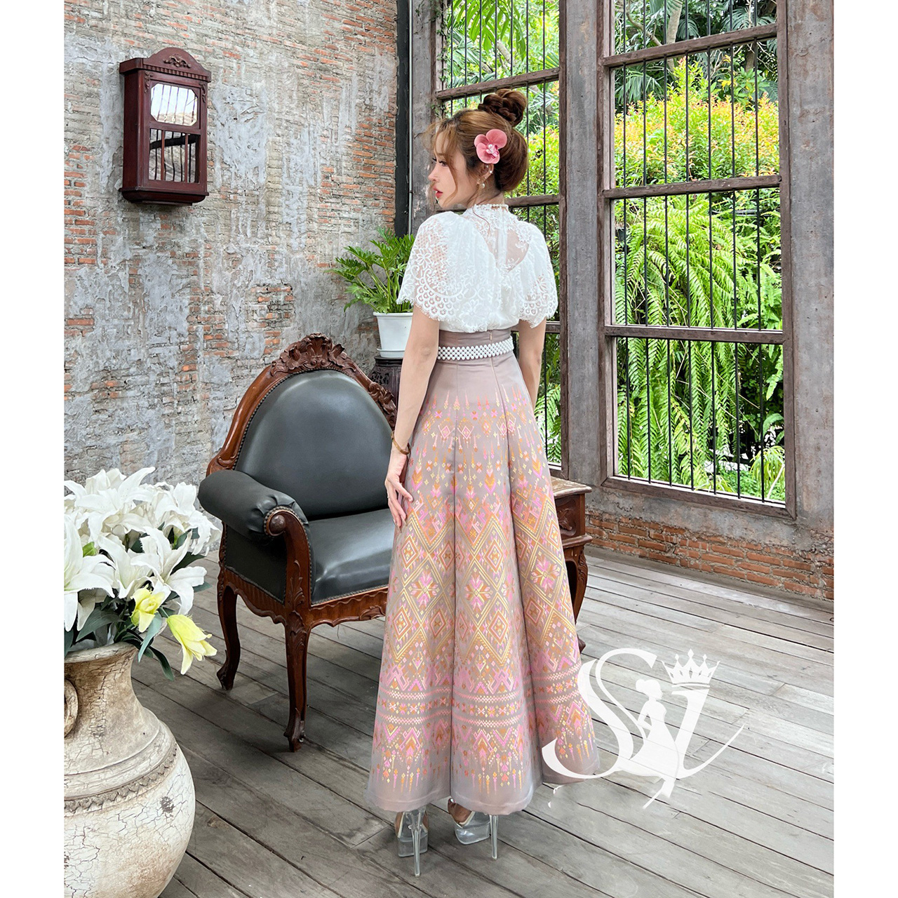 kudapy ชุดเซ็ท เสื้อลูกไม้นิ่ม แต่งระบายคลุมไหล่ งานอัดกาว กระโปรงทรงสวิง 7 ชิ้น ซิปหลัง ชายตลบผ้ากาวขึ้น เนื้อผ้าไหมแพรทิพย์