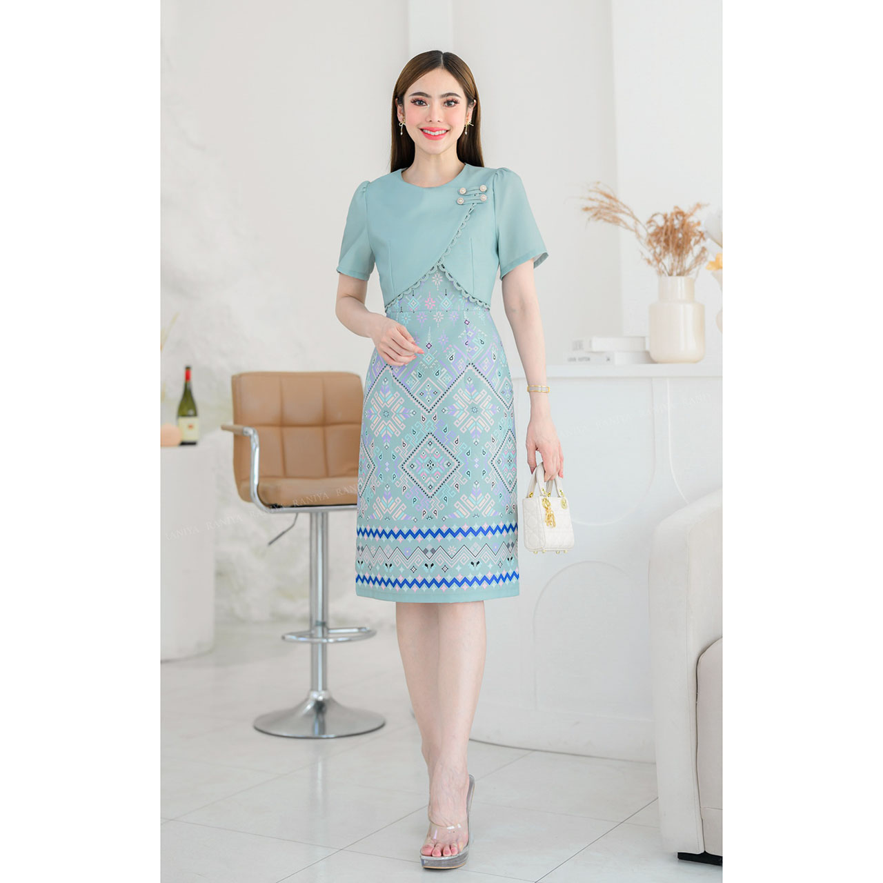 kudapy เดรสสั้น เดรสผ้าโพสลีเอสเตอร์เกาหลีแต่งกั๊กติดกระดุมมุกงาน พิมพ์ลายไทยแพรวา มีซับในและชิปหลังใส่สบาย