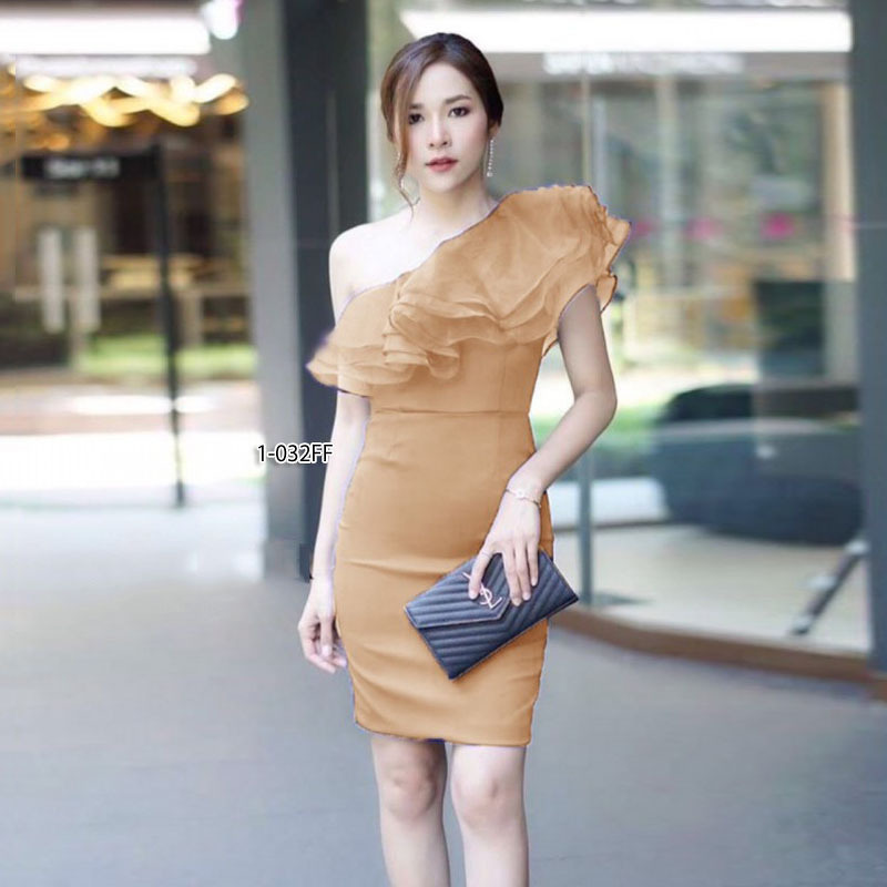 kudapy เดรสสั้นไหล่เฉียง แต่งระบายผ้าแก้ว ตัวเดรสงานผ้าซาร่า มีซิปข้าง ตีเกล็ดหน้า-หลัง เอวไม่สม็อค