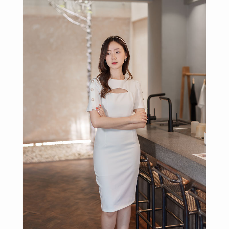 kudapy เดรสสั้นสีขาว ทรงเข้ารูป แขนสั้น แนวเรียบหรู สวยดูดี เรียบหรูดูแพงสวยหรูดูดี ชุดไปงานแต่ง