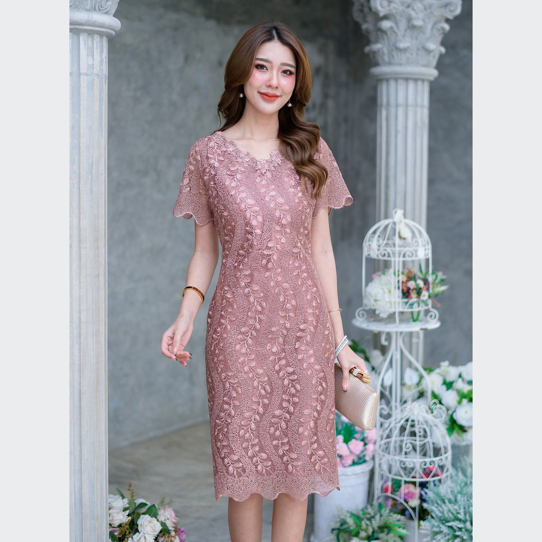 kudapy เดรสไปงานผ้าลูกไม้เงาทอลายผสมเลื่อมสีชมพู/สีน้ำตาล เนื้อผ้าสวยหรูดูแพงมากๆค่ะ ดีไซน์ทรงตรงสวยใส่ง่าย คอวีทำให้ดูไม่อ้วนตัน